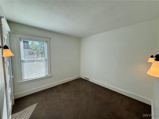 Building Photo - 95 Inwood Pl