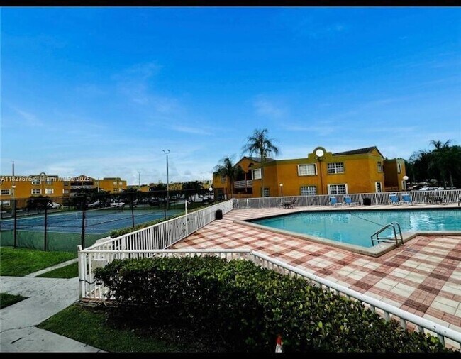 Building Photo - 9725 Fontainebleau Blvd