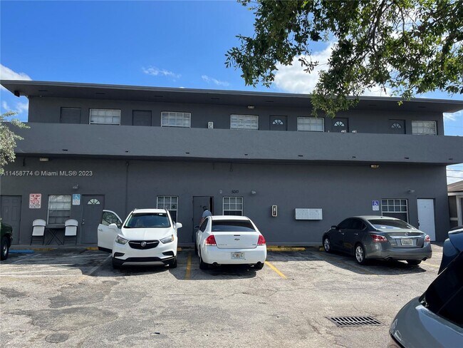 Building Photo - 5010 Pembroke Rd