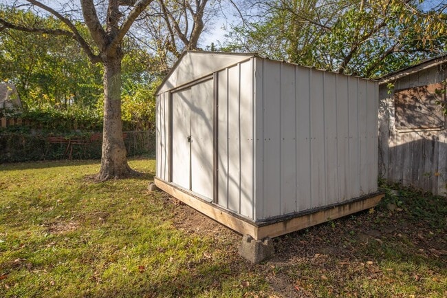 Building Photo - 2 bedroom 2 bath Madison cottage