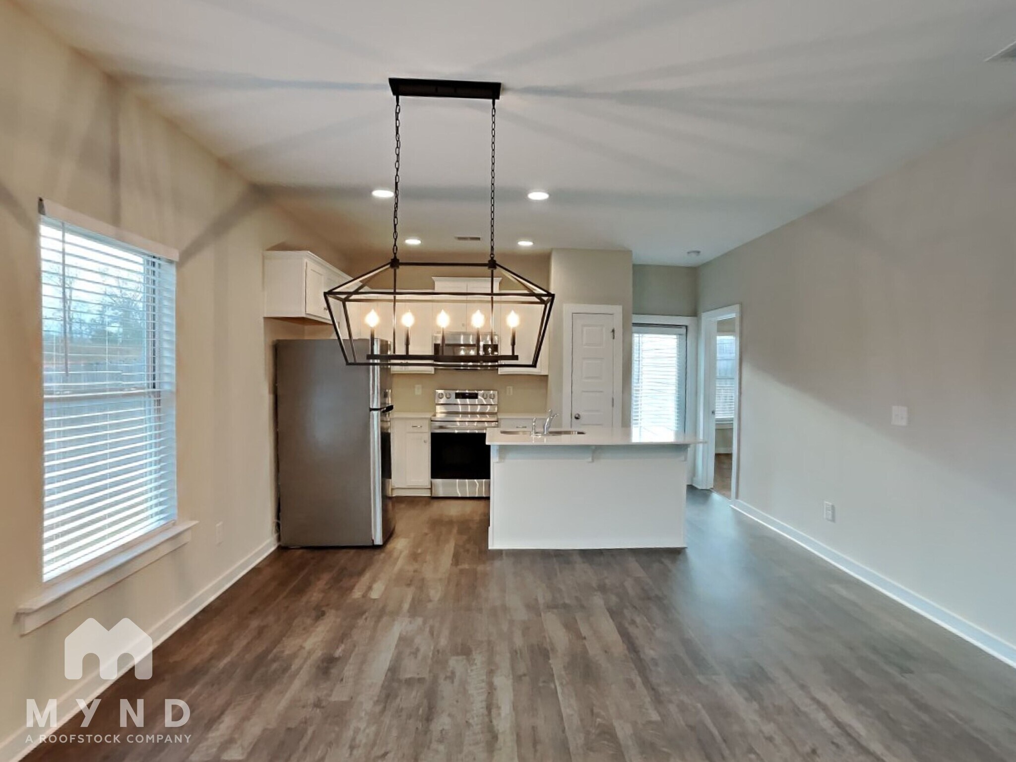 Building Photo - 176 Park Dr N