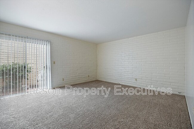 Building Photo - 3534 N Palmer Dr