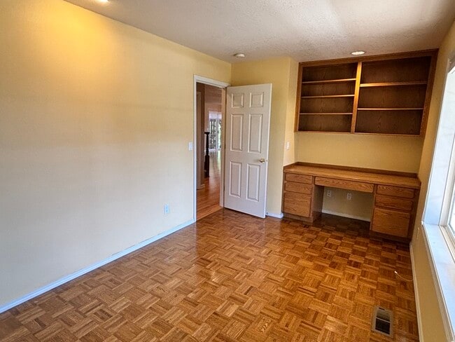 Building Photo - 1150 SE Polk Cir
