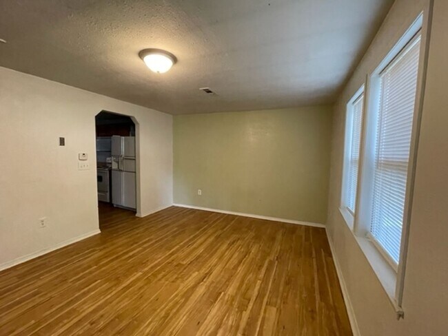 Building Photo - Cute 2 Bedroom Available Now!