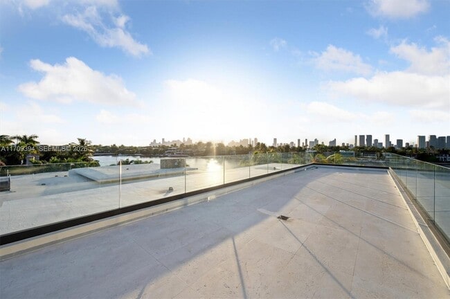 Building Photo - 424 W Rivo Alto Dr