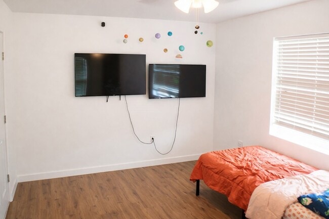 Building Photo - 506 Azalea St