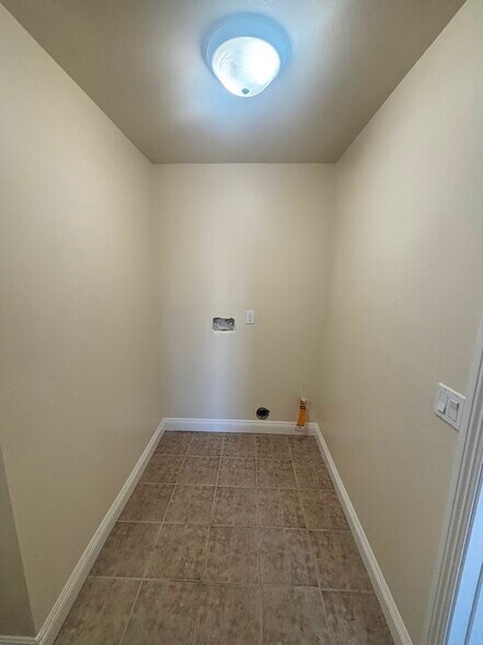 Building Photo - 829 E 84th St