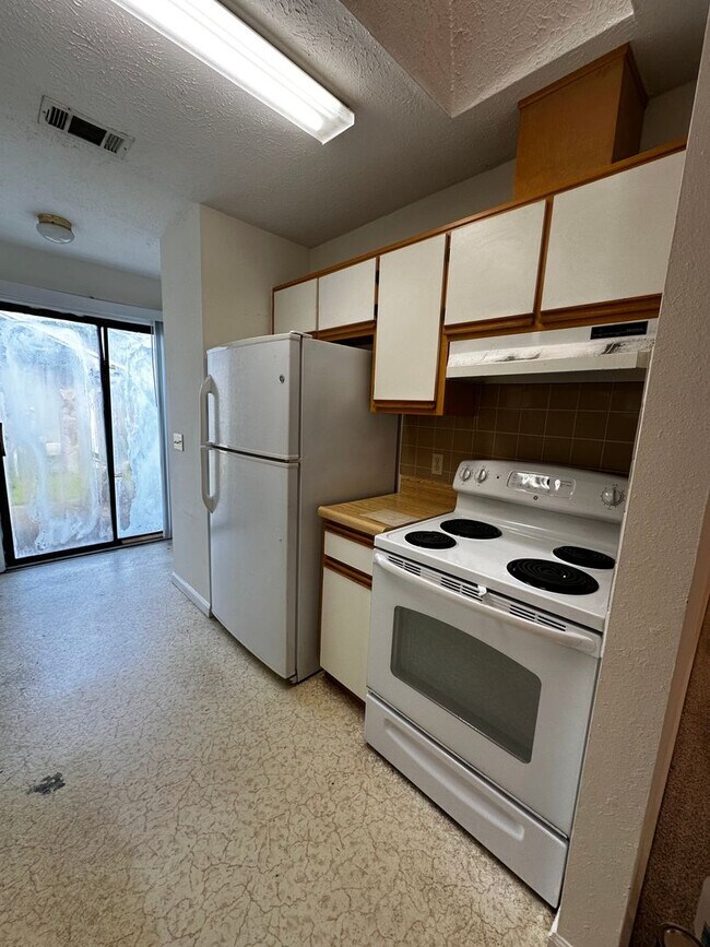 Building Photo - Available from May 15th.  2 Bedroom home with garage. Great Area and Location!