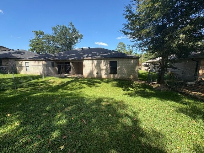 Building Photo - Available Now! 3 bedroom charming duplex!