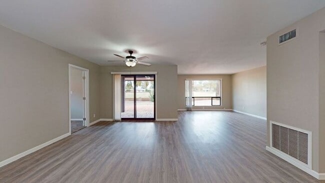 Building Photo - 3 bedroom 2 bath home situated on the Golf Course!