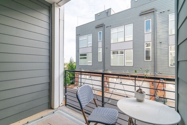 Building Photo - Beautiful Modern Townhome in South End Available 5/1!