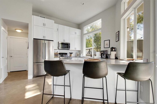 Building Photo - 1905 Alegria Rd