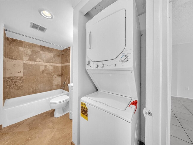 Building Photo - 4156 Inverrary Dr