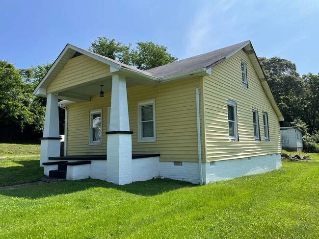 Building Photo - NEWLY RENOVATED 3 BED, 1.5 BATH WITH BONUS...