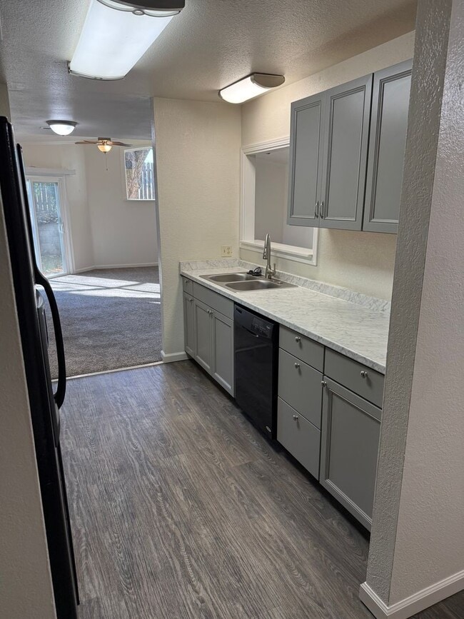 Building Photo - 3-bedroom, 2-bathroom home in Redding Updated Interior!