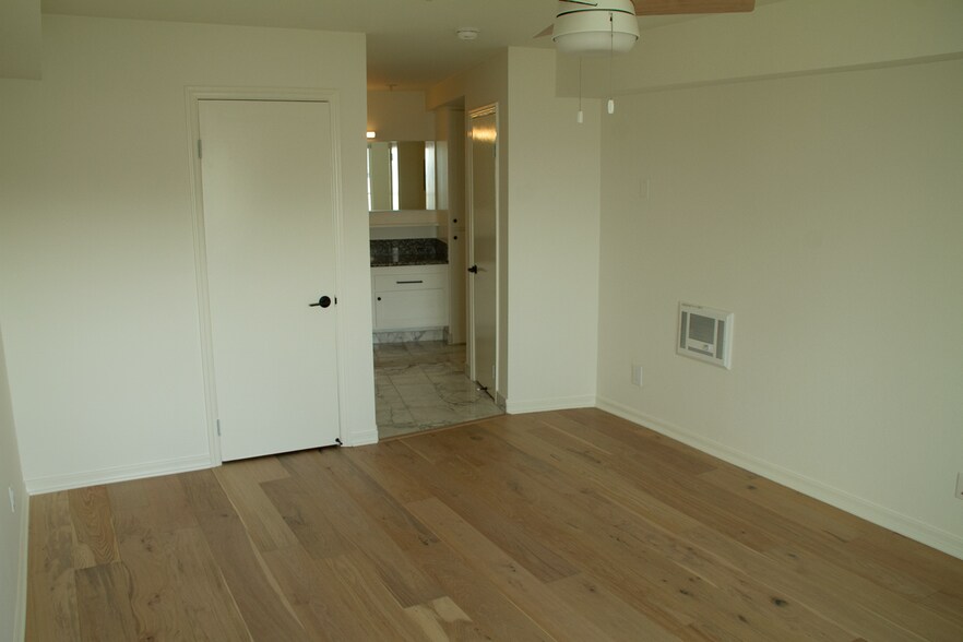 Building Photo - 565 Esplanade