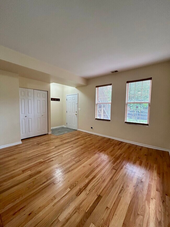 Building Photo - 1509 N Talman Ave