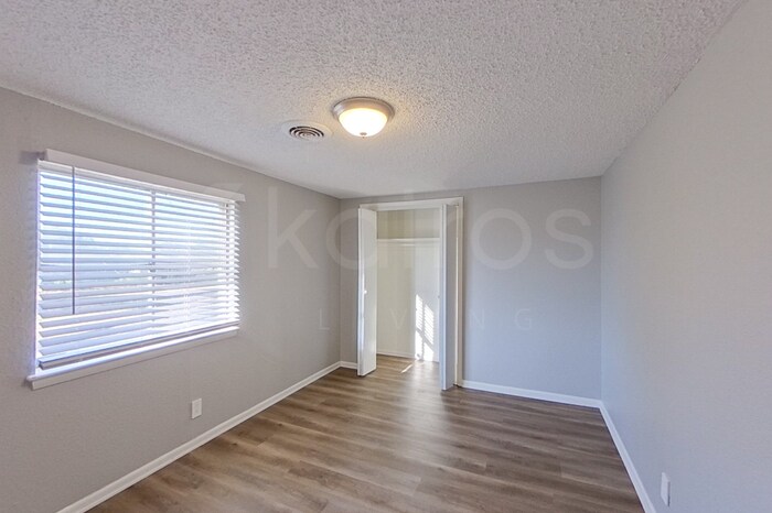 Building Photo - 208 4th Ave