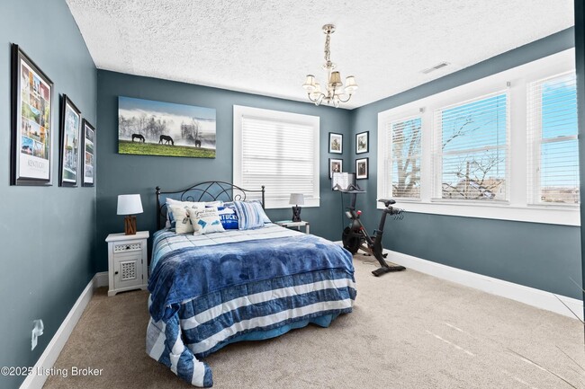 Building Photo - Spacious Home in the Heart of Clifton