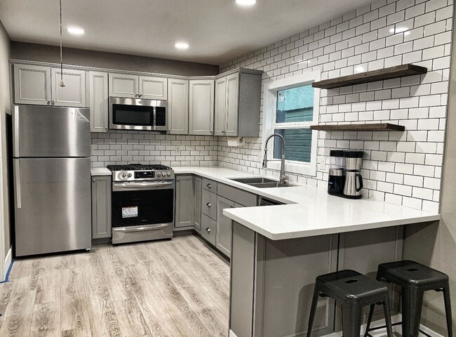 Building Photo - Renovated Studio in Downtown Sacramento! O...
