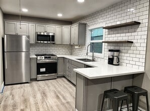 Building Photo - Renovated Studio in Downtown Sacramento! O...