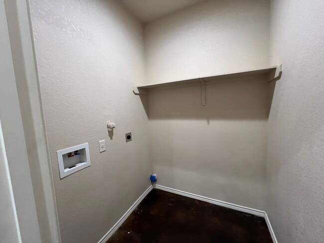 Building Photo - Luxury 3/2 duplex in NBTX