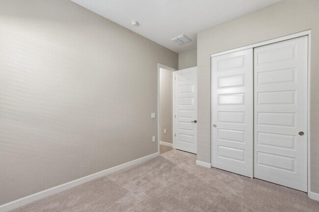 Building Photo - 5028 E Shady Glen Ave