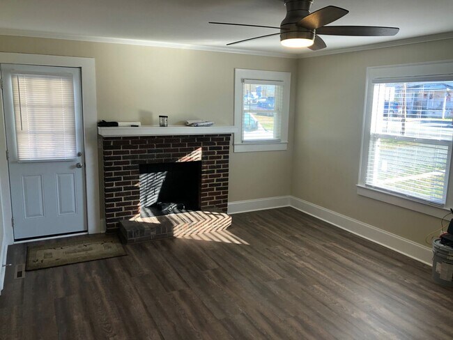 Building Photo - Four bedroom, 2 bath house in Burlington