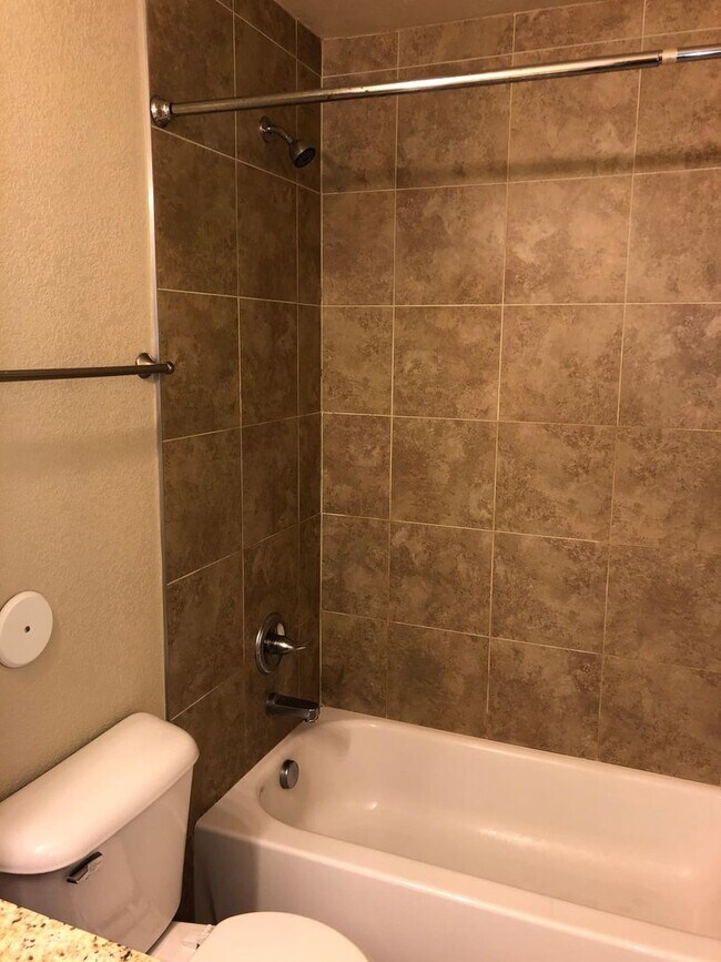 Building Photo - 2 bed 2 bath condo in a Central East Boulder location. Perfecting for Commuting!