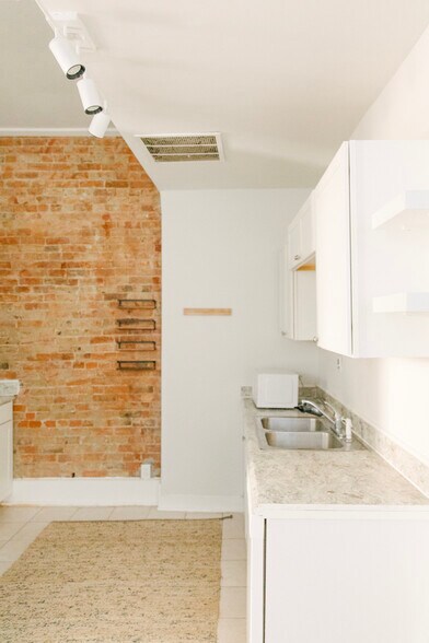 Building Photo - 124 Winkler St