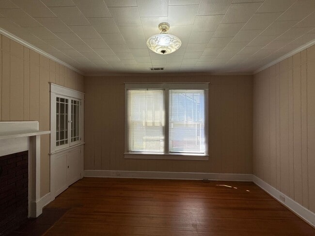 Building Photo - 3 Bedroom 1 Bath Home With Large Front Porch