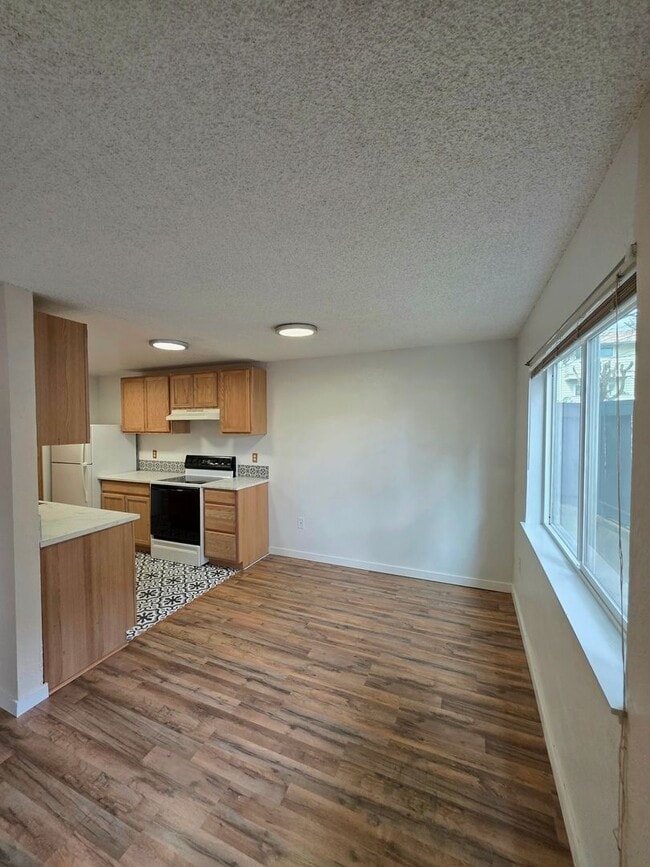 Building Photo - Renton Sunset Heights Condominiums - 2 bedroom 1 bathroom lower floor unit - Water, Sewer & Garba...