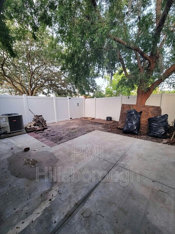 Building Photo - 914 Burlwood St