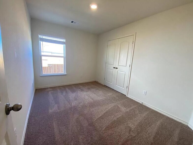 Building Photo - 513 Fox Glen Cv