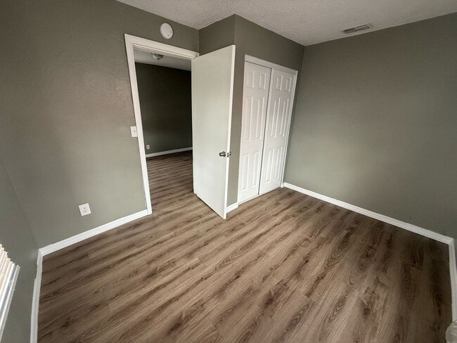 Building Photo - Cozy Plant City Bungalow! Apply for FREE This Holiday Season!