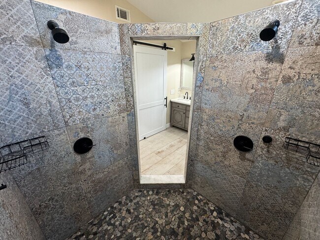 Building Photo - Your Dream Home Awaits! MASSIVE Backyard! ...