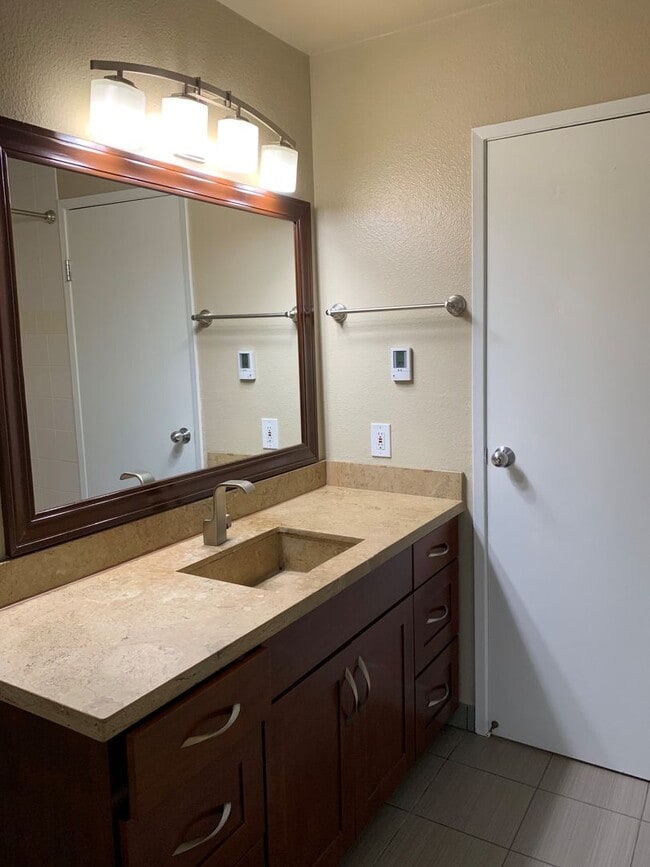 Building Photo - Spacious 1 Bedroom Near Kirkland Waterfront!