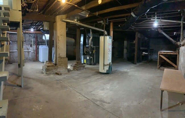 Building Photo - Recently Renovated 2 bed house!