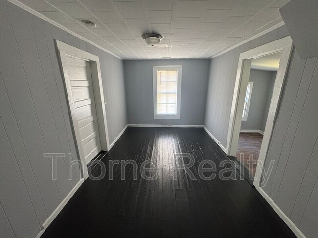 Building Photo - 517 Jones St S