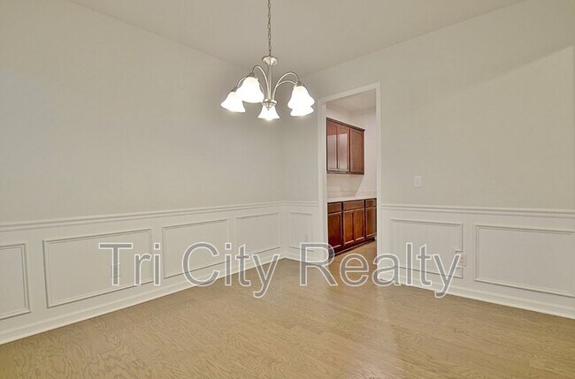 Building Photo - 504 Albertson Ave