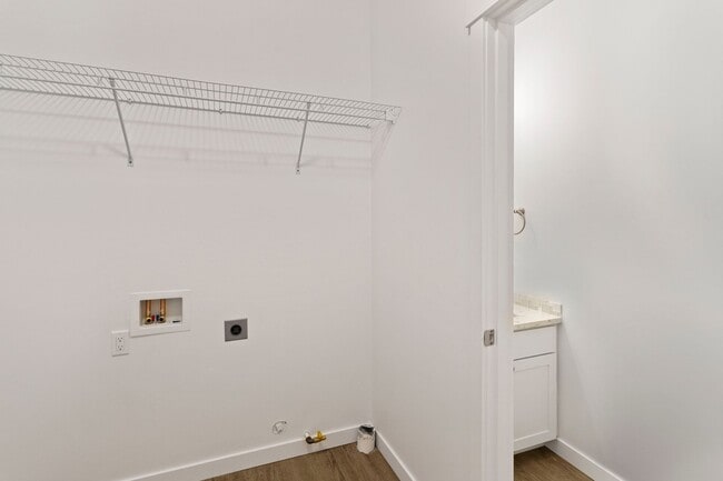 Building Photo - 3 Bath 2.5 Bath - Modern Townhome - Hillcrest - NAS Whidbey