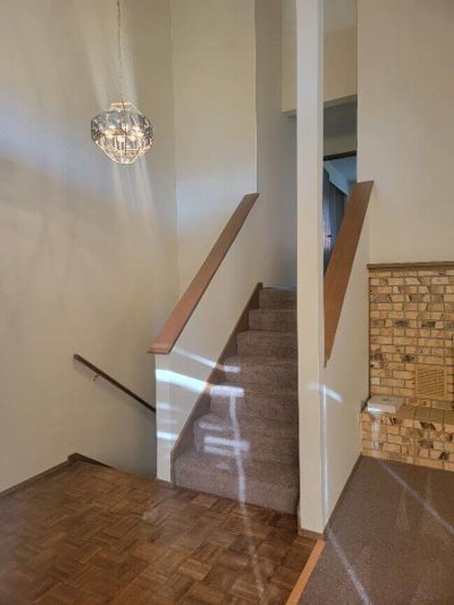 Building Photo - Classic North Tacoma 4 Bedroom Tri-Level with Peak a Boo View!