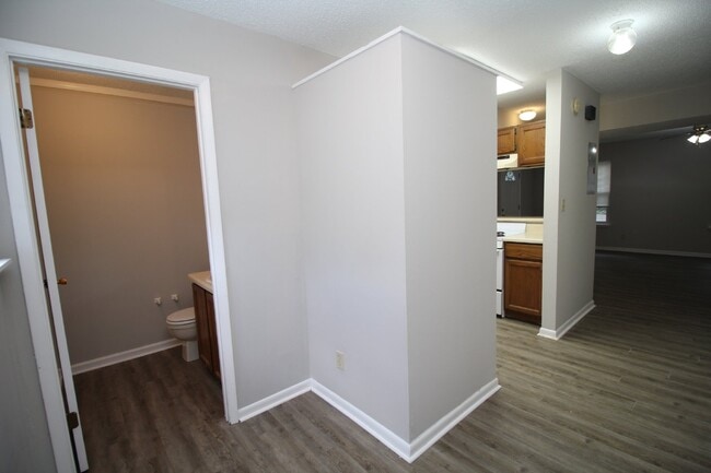 Building Photo - Two-story 2 bedroom townhouse in Northeast...