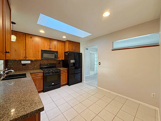 Building Photo - 5-Bedroom Aurora Home with Smart Layout & Private Lower-Level Entrance
