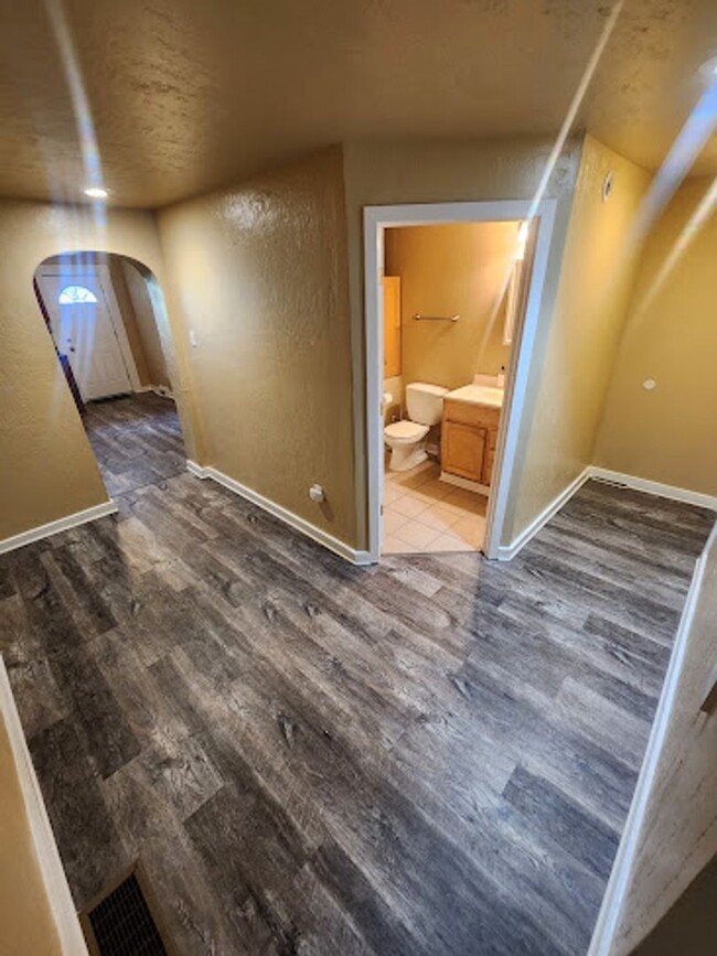 Building Photo - 2 Bed 1 Bath Townhouse for Rent in Lawrenc...