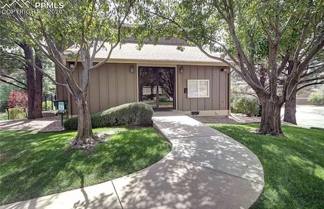 Building Photo - Three Bedroom Townhome with Pool