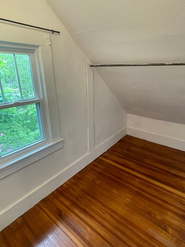 Building Photo - Beautiful Historic Kenilworth 3 bed, 1.5 b...