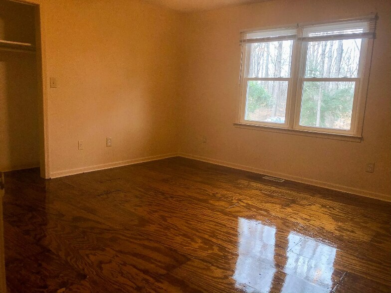 Building Photo - 4 Shore Dr