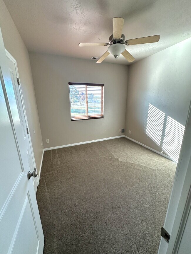 Building Photo - Well-maintained 3 bed/2 bath condo near Sk...