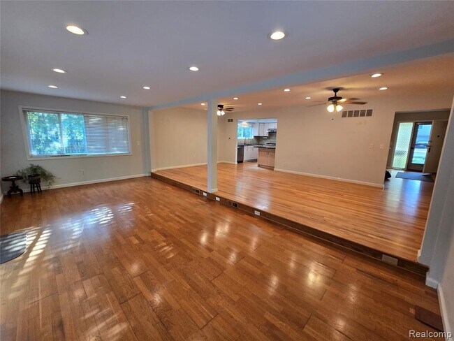 Building Photo - 2310 Cumberland Dr